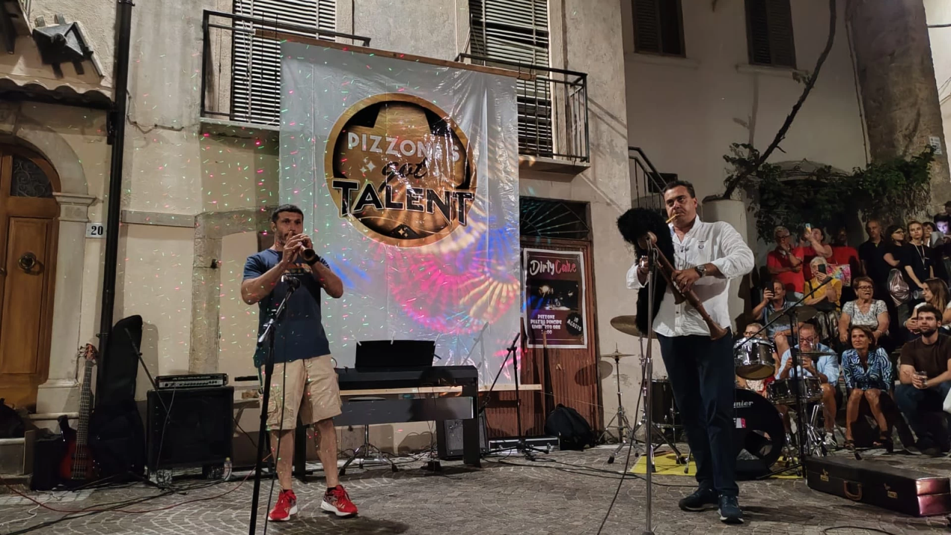 Pizzone’s Got Talent. Successo per l’iniziativa in piazza. Talenti in mostra nel centro storico del paese. In centinaia hanno assistito alle esibizioni.